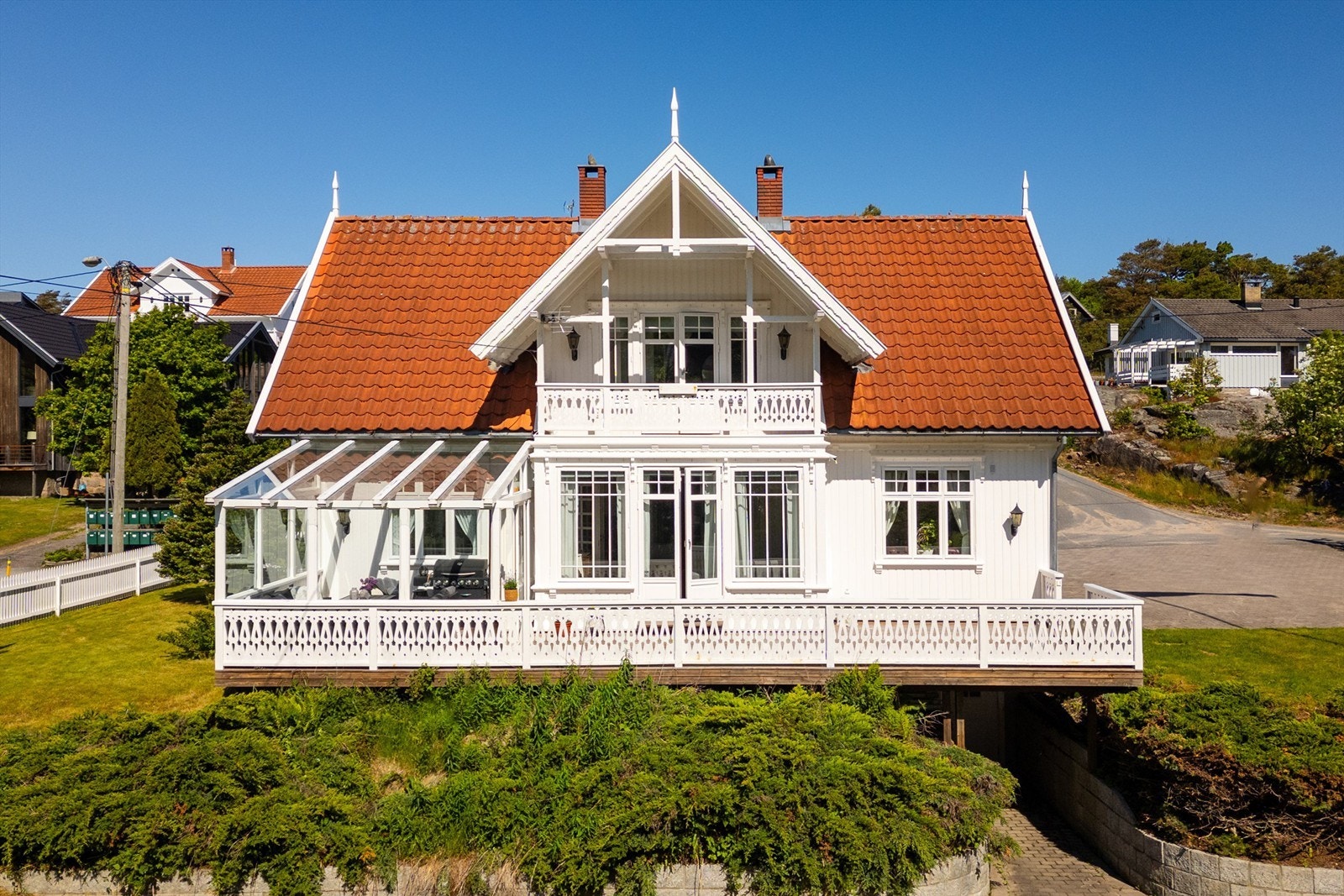 Før restaurering ble boligen løftet vekk for etablering av ny grunnmur i Leca. Deretter satt på plass, tilbygget mot sør og påbygget med ny andre etasje. Galleribilde