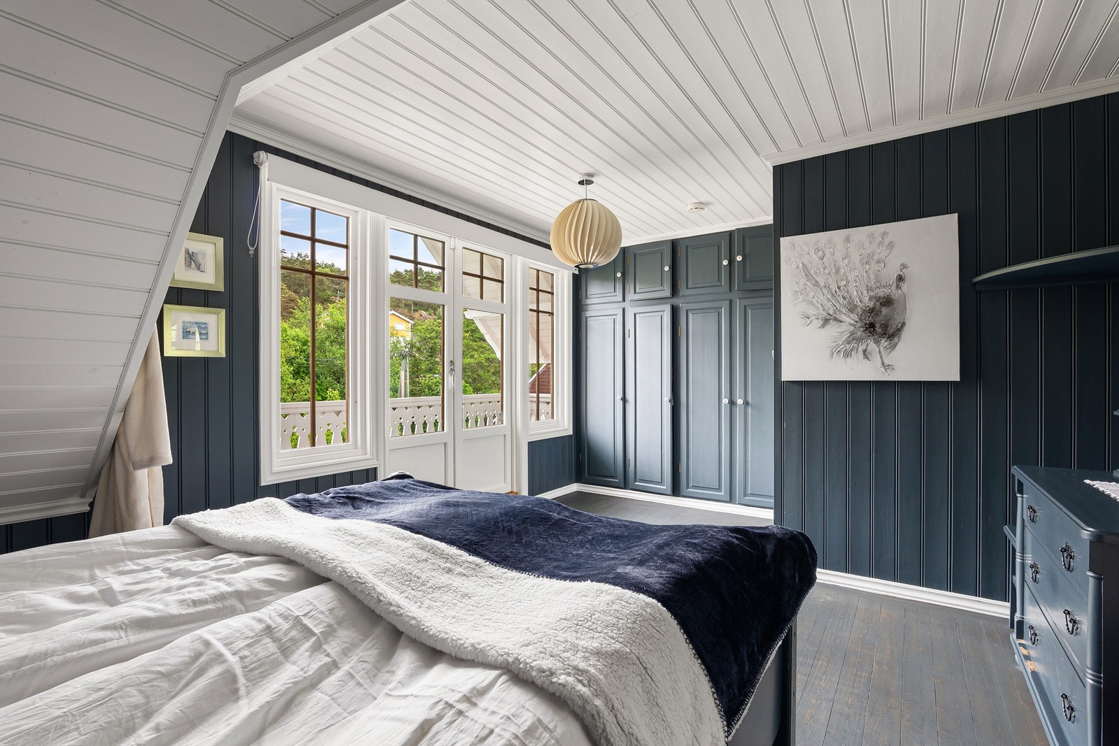 Tre soverom inngår i andre etasje. Verandaen er forbundet med hovedsoverommet. Galleribilde