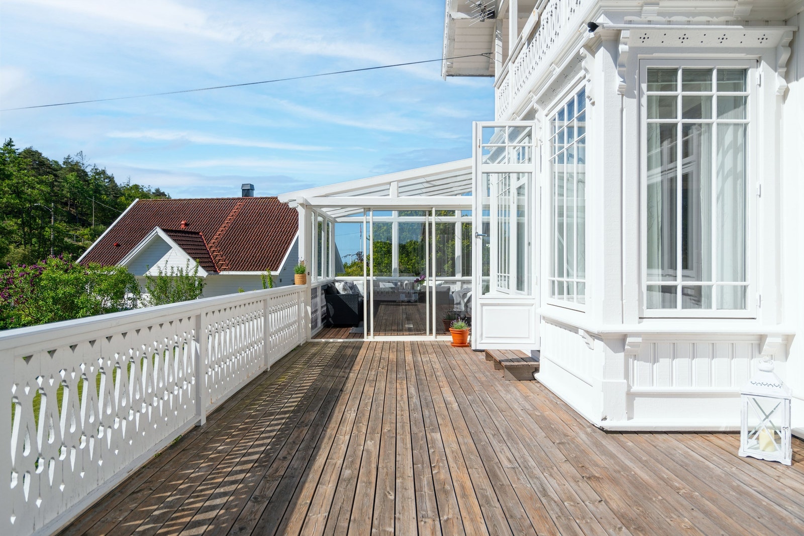 På terrassen og i hagen er det sommerstid sol det meste av dagen. Galleribilde