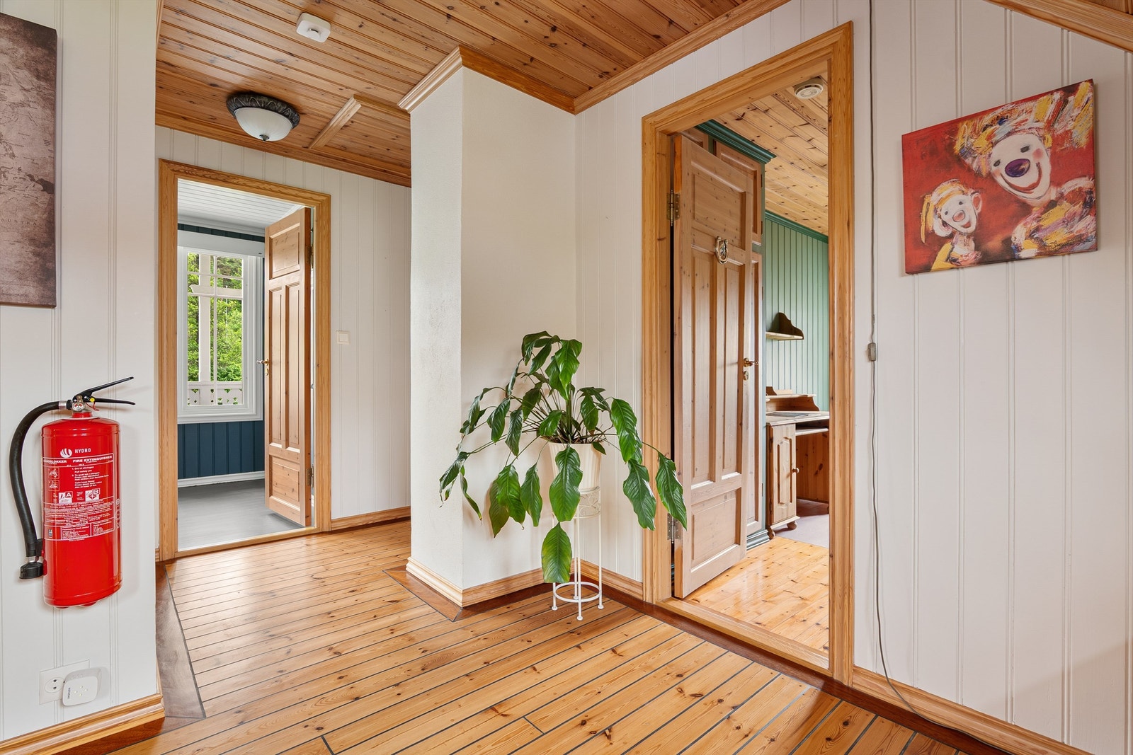 Tre soverom på én flate er spesielt gunstig mens barna er små. Ytterligere et soverom inngår i kjelleren. Galleribilde