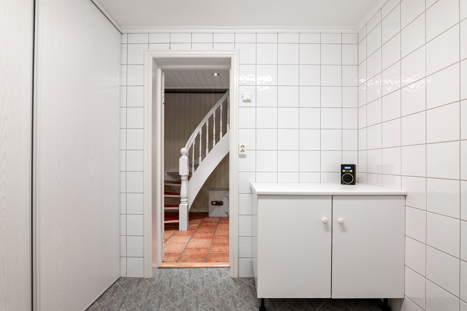 Med den innvendige trappen rett utenfor er vaskerommet lett tilgjengelig fra første etasje. Galleribilde