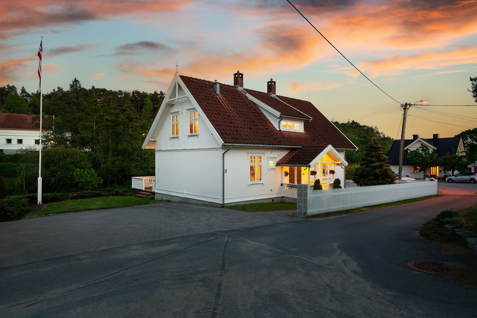 Både kjøre- og gangareal rundt boligen er helhetlig utført med belegningsstein. Galleribilde