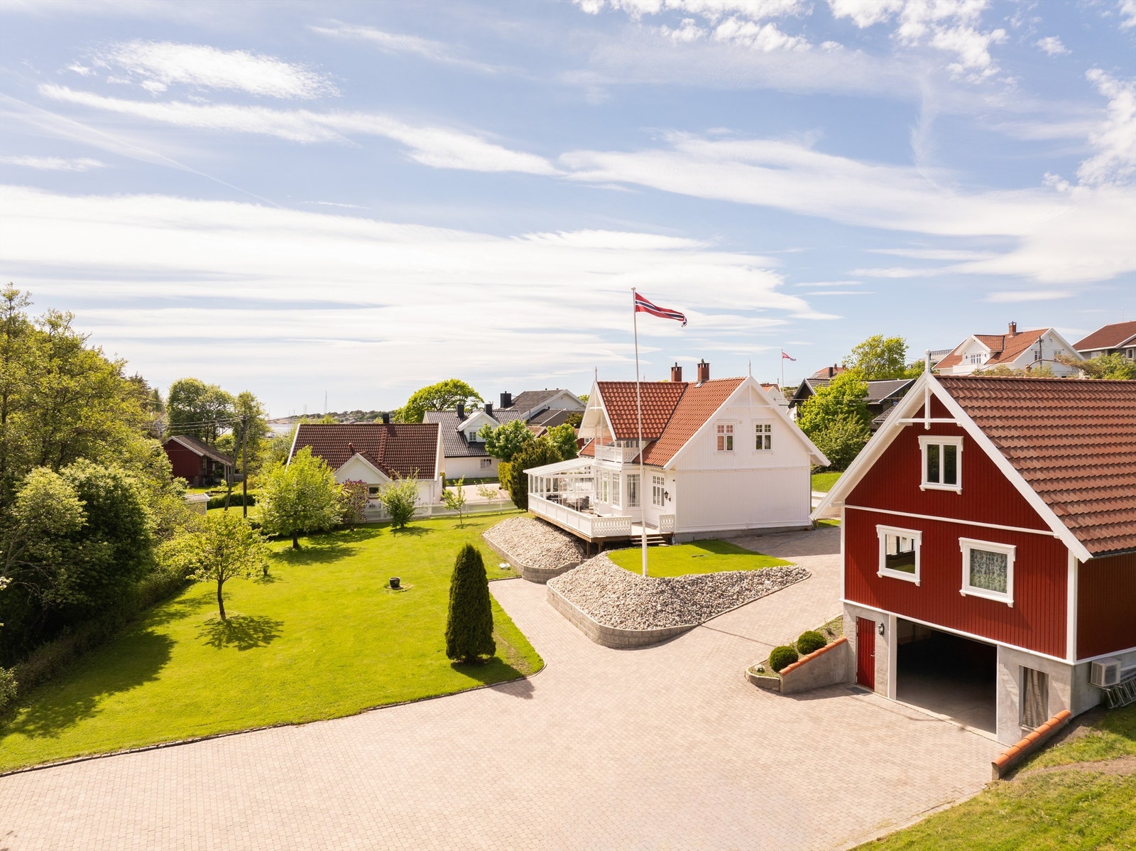 Eiendommen er foredlet over tid og har i dag mange kvaliteter, deriblant en sjeldent stor garasje. Boligen er renovert og utearealene påkostet. Fotograf; Kristoffer Kristiansen. Galleribilde