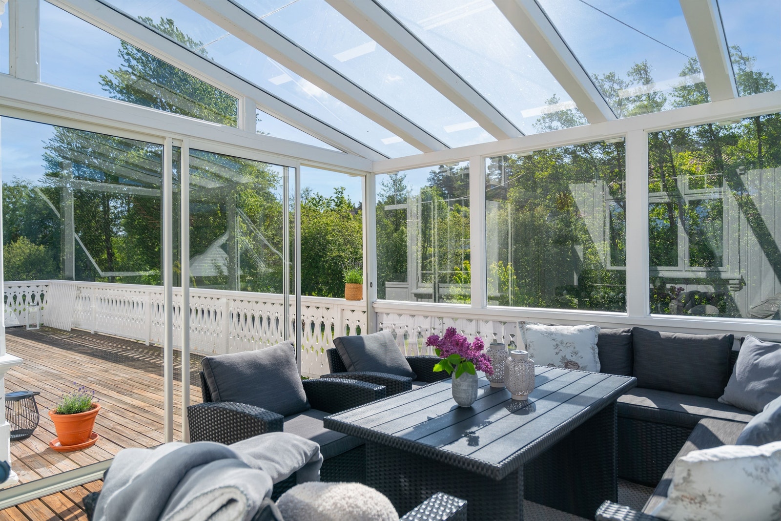 Sommerstue på ca. 15 kvm. er oppført på terrassens sørside. Galleribilde