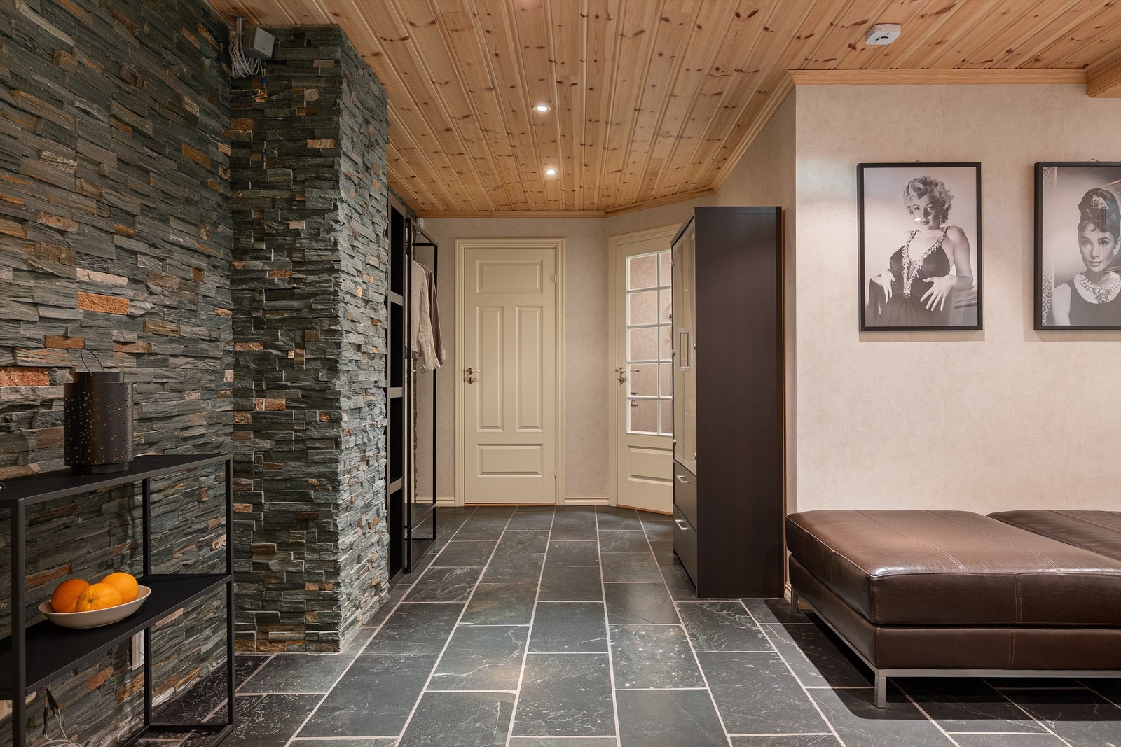 Det er mulighet for adkomst direkte til kjellerstuen fra utsiden gjennom kjellerens egen entré, hvilket er spesielt praktisk ved besøk. Galleribilde