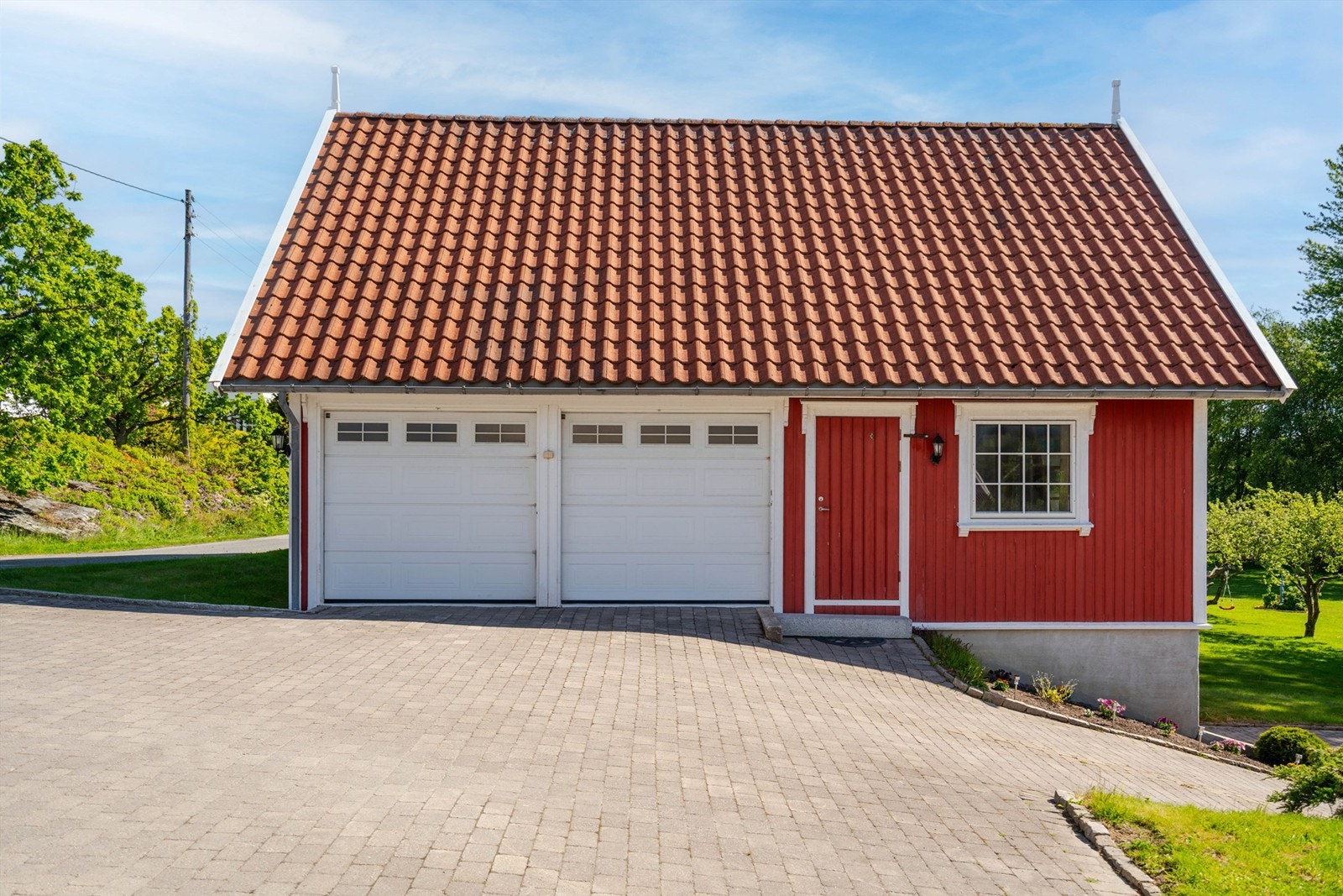 I garasjen er det rom for opptil tre biler, medregnet kjelleren der også toalettrom inngår. Galleribilde