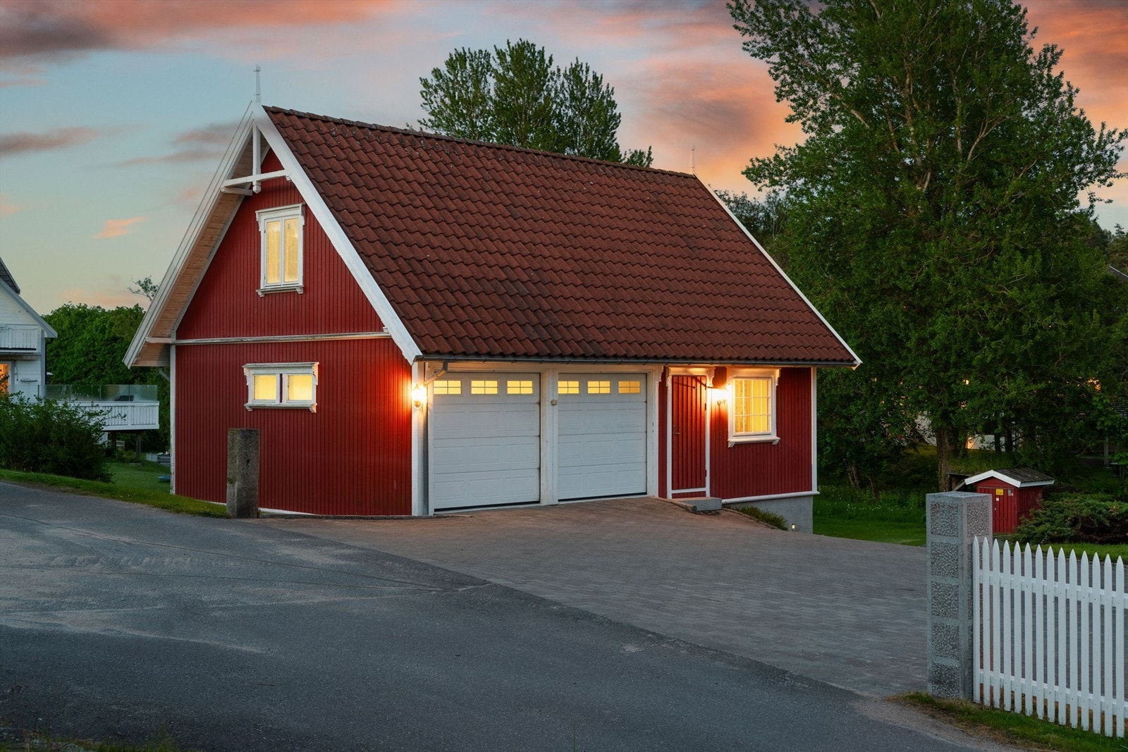På den åpne innkjørselen mellom garasjen og boligen er det god manøvreringsplass. Galleribilde