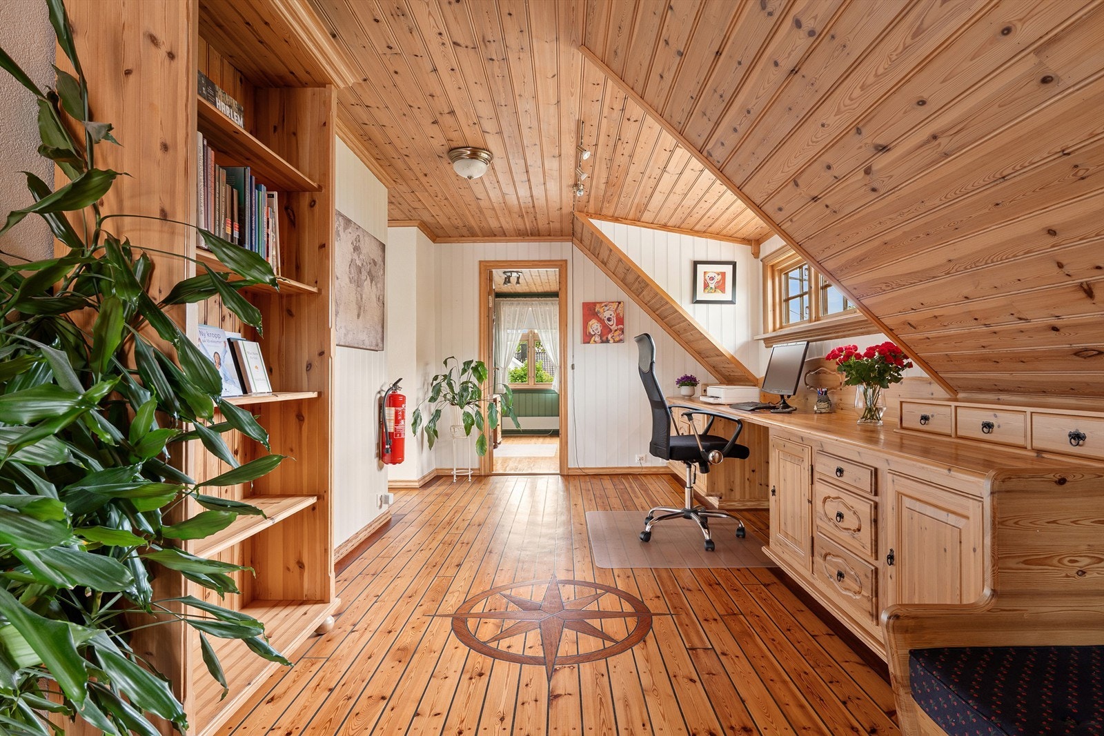 Gangen i andre etasje fungerer i dag dels som kontor, dels som stue. Galleribilde