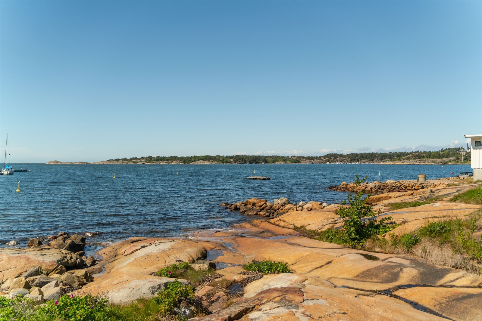 Umiddelbar nærhet til sjøen, blankskurte svaberg og fine badesteder er et spesielt stort pluss i sommermånedene. Galleribilde