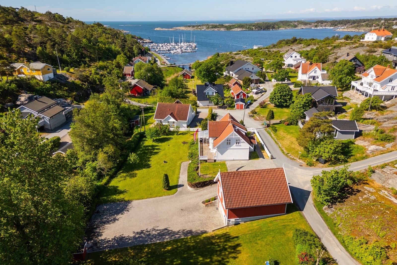 Ved Slevikstranda 150 meter fra sjøen ligger den store og solfylte eiendommen Enghaugen 6. Fotograf; Stian Pendrup. Galleribilde