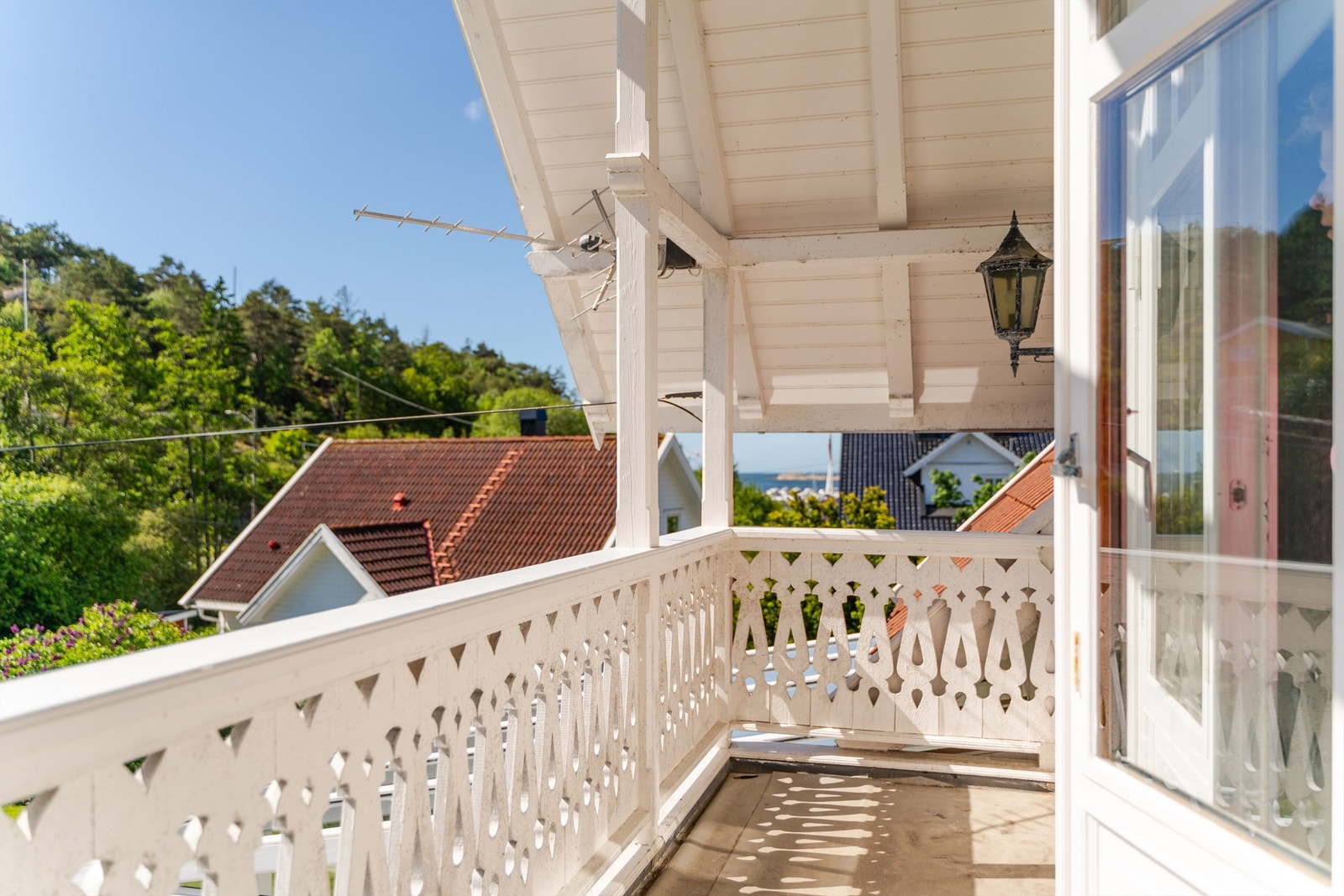 I høyden på verandaen er det utsikt til Slevikkilen og havgapet i sør. Galleribilde