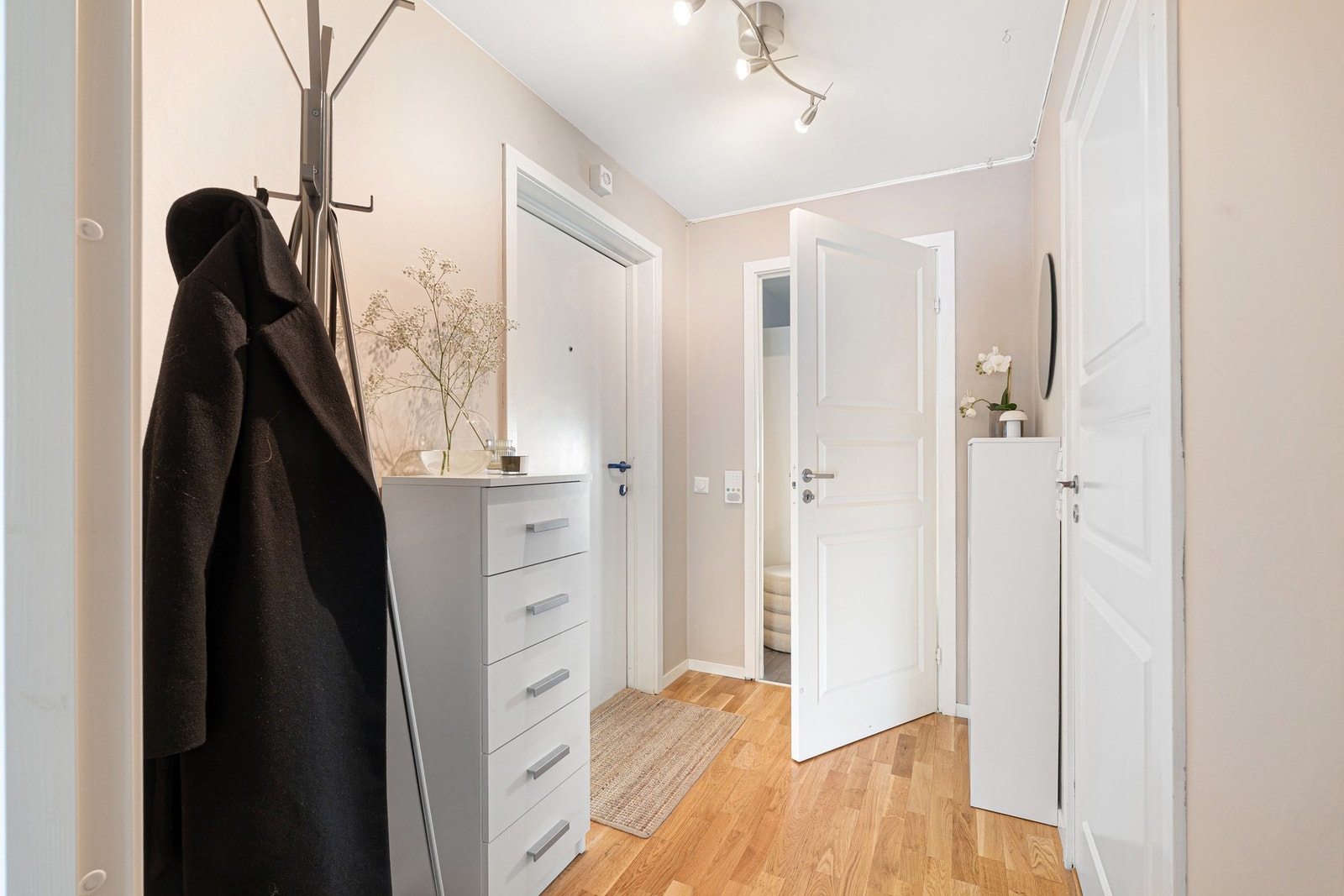 Velkommen inn! Ved entreen er det god plass til etablering av sko og annet yttertøy. Galleribilde