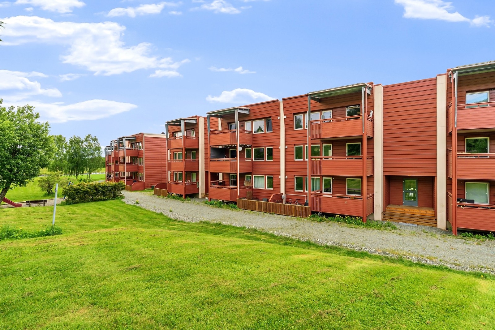 Boligen ligger i et familievennlig boligområde med flotte uteområder med sittegrupper og lekeplasser. Galleribilde