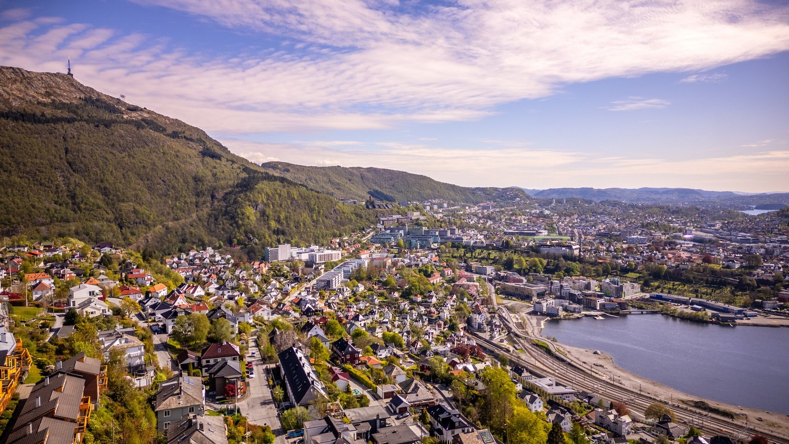 - Bergen sentrum med servicetilbud, fasiliteter og serveringssteder ligger få minutter unna leiligheten med bil - Galleribilde