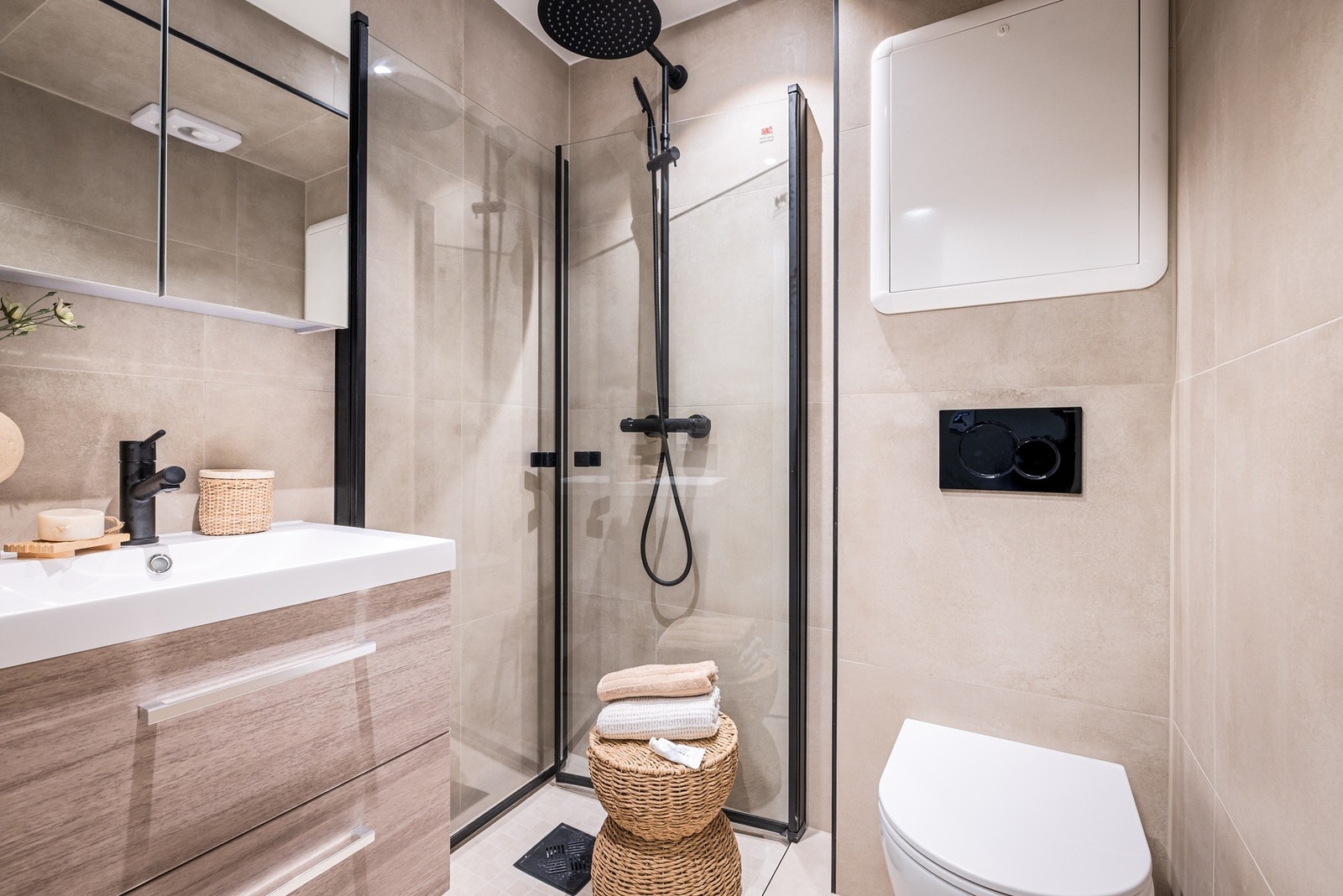 - Badet er nytt fra 2026 og innredet med moderne baderomsmøblement - Galleribilde