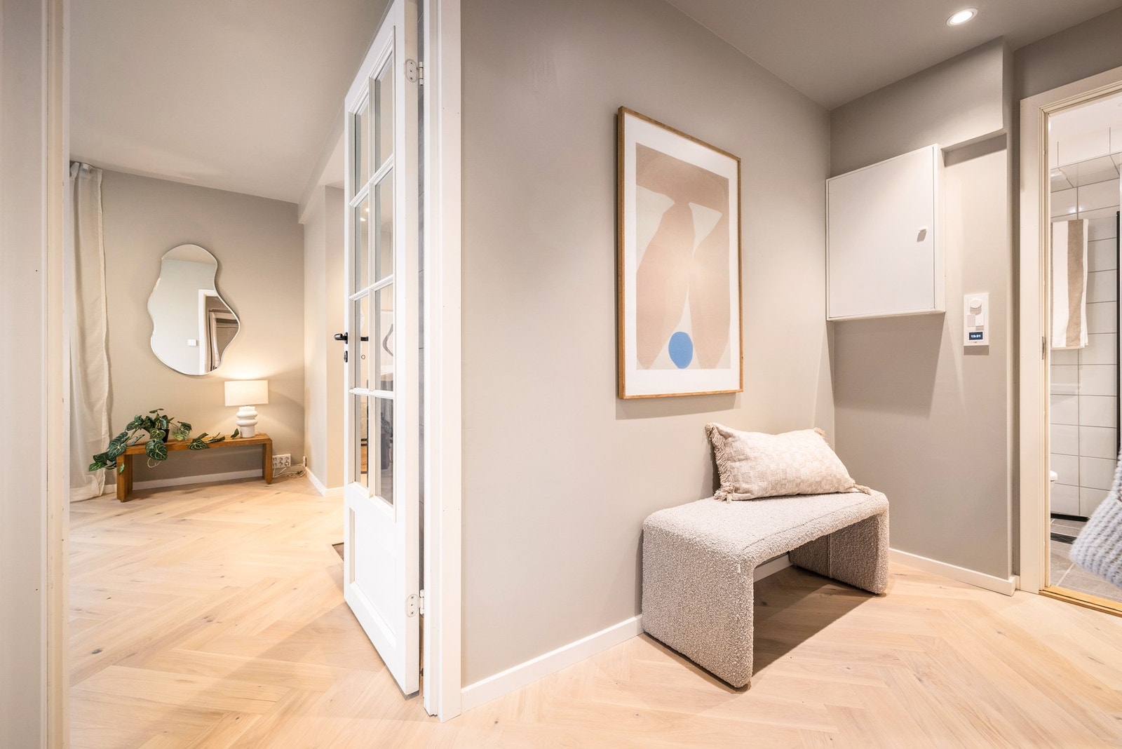 - Videre inn i leiligheten følger gangen - Galleribilde