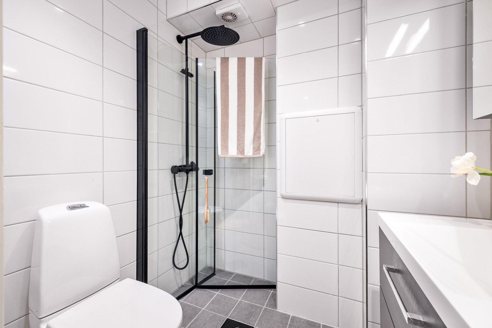 - Badet er helfliset med elektriske varmekabler i gulv - Galleribilde