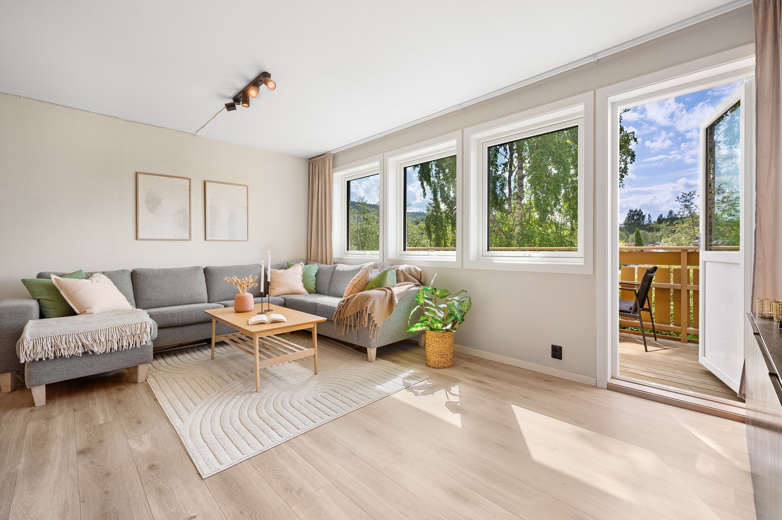 De store vindusflatene sikrer rikelig med naturlig lysinnslipp. Galleribilde