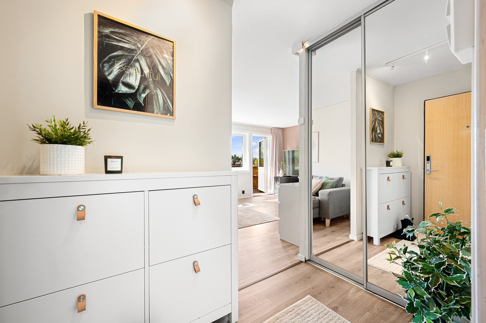 I gangen er det god plass til å henge fra seg sko og yttertøy med en praktisk skyvedørsgarderobe. Galleribilde
