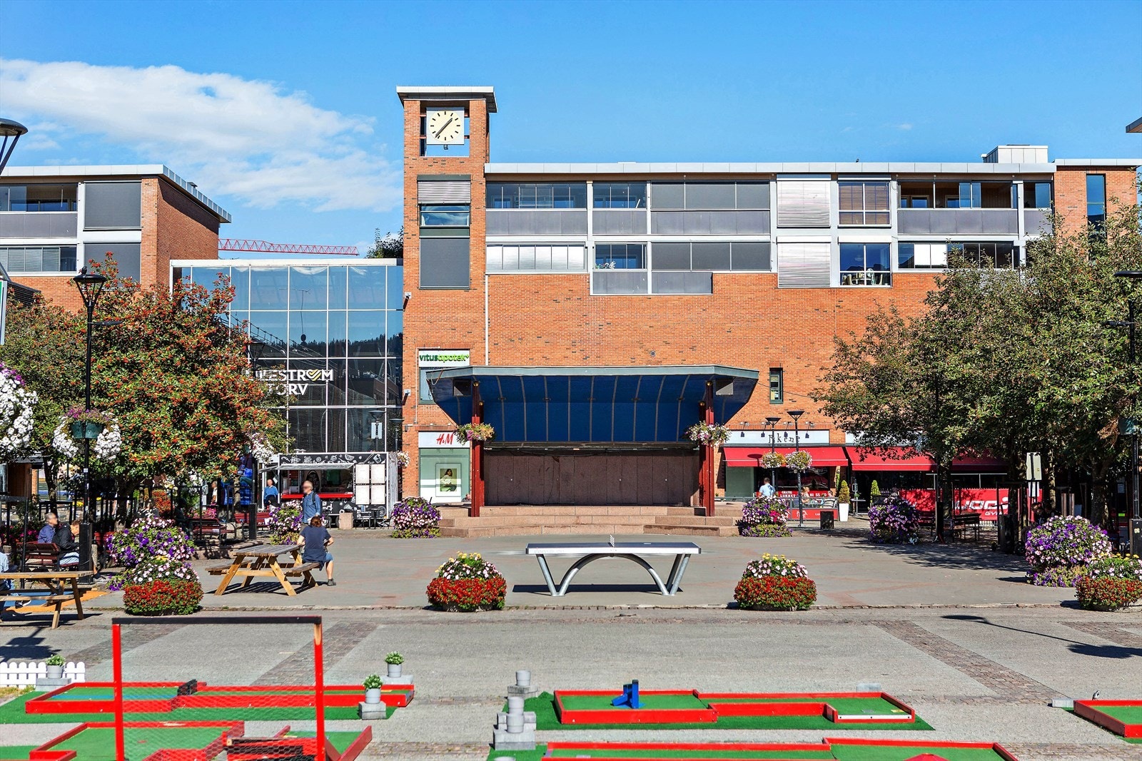 Lillestrøm Torv med en rekke butikker og servicetilbud. Galleribilde