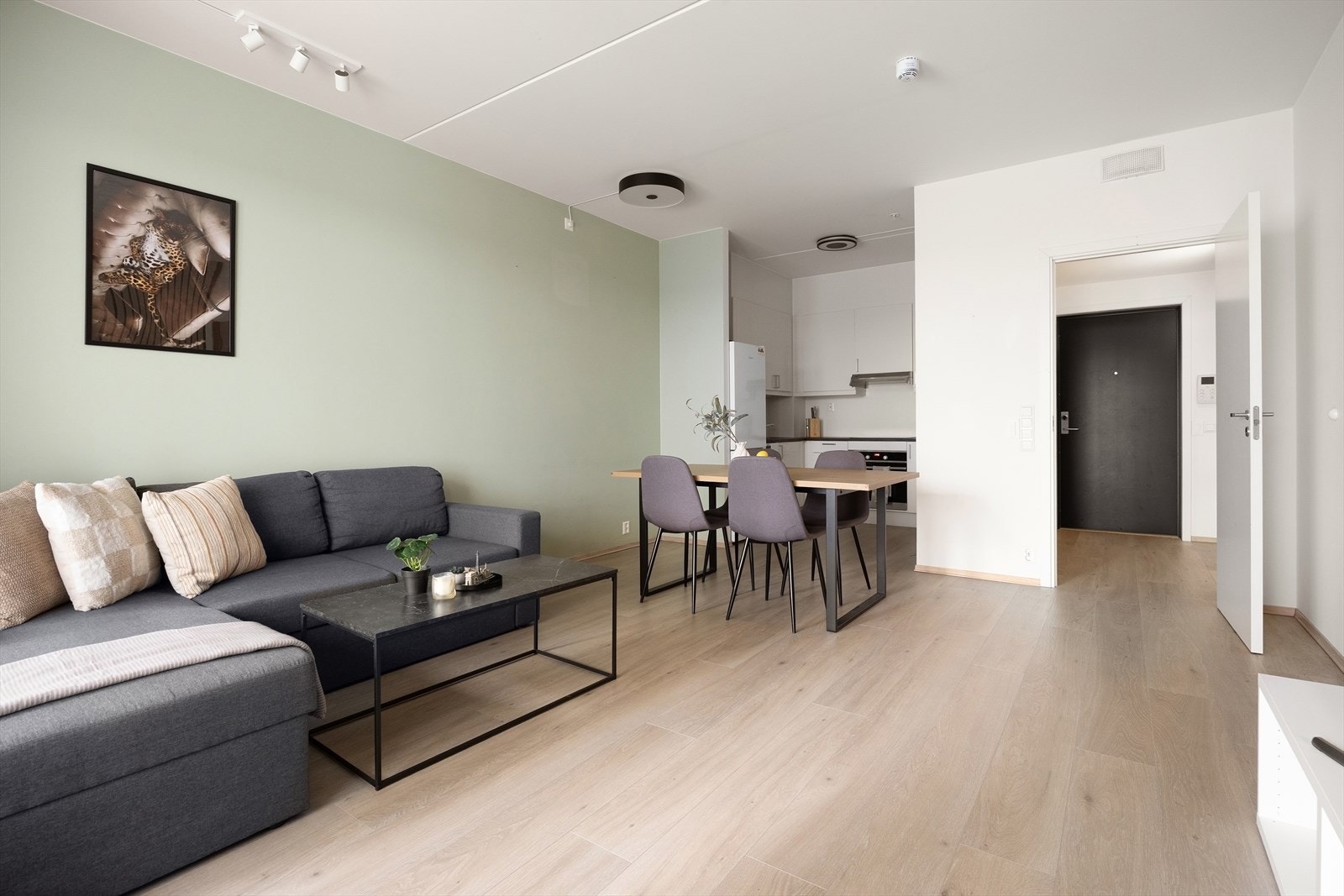 Den romslige stuen byr på gode møbleringsmuligheter, med plass til både sofagruppe, TV-seksjon, spisebord og annet ønsket møblement. Galleribilde