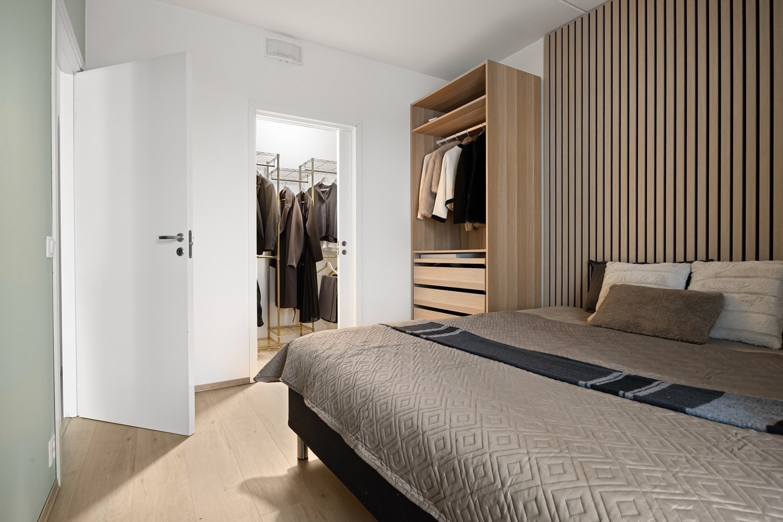 I tilknytning til soverommet er det en praktisk bod som egner seg godt som walk-in closet og gir gode oppbevaringsmuligheter. Galleribilde