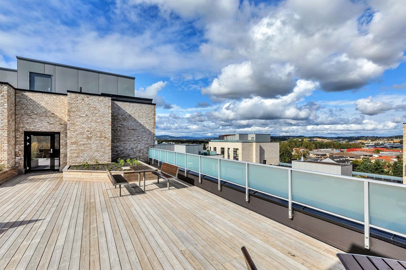 På toppen av bygget har sameiet en felles takterrasse med flott utsikt over byen. Galleribilde