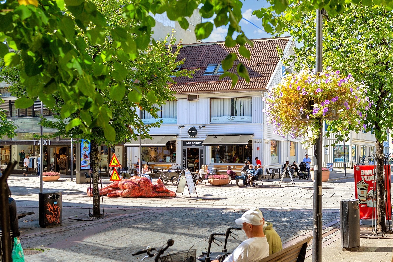 Kort vei til flere hyggelige cafeer, spiseplasser og butikker. Galleribilde