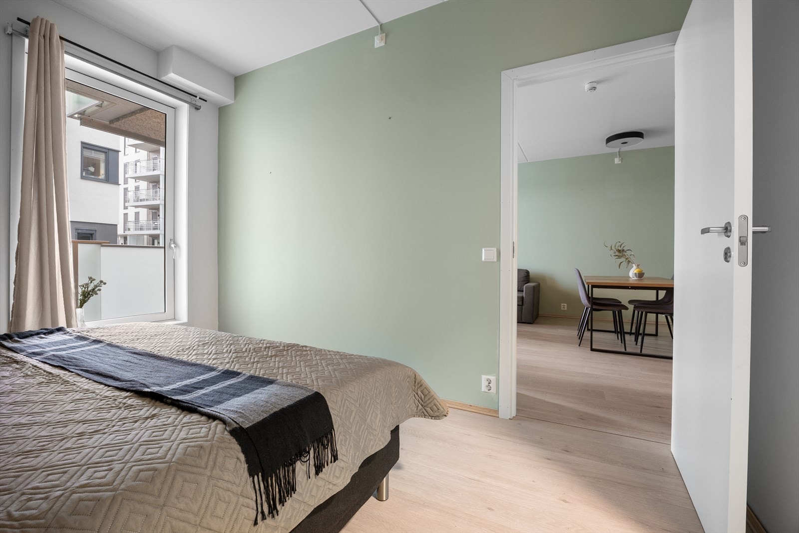 Store vindusflater slipper inn rikelig med naturlig lys. Galleribilde
