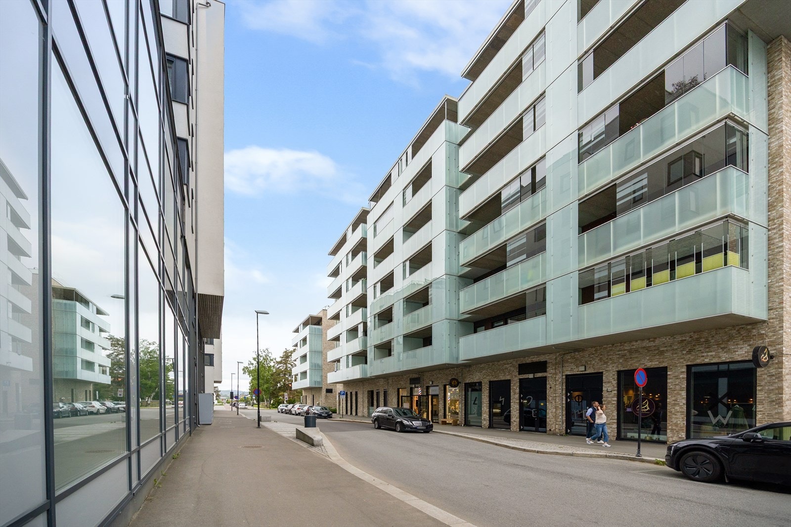 Det er ca. 5 minutter gangavstand til Lillestrøm Torv, et moderne kjøpesenter, som tilbyr et variert utvalg av butikker, dagligvareforretninger, kafeer, restauranter og øvrige servicetilbud. Galleribilde