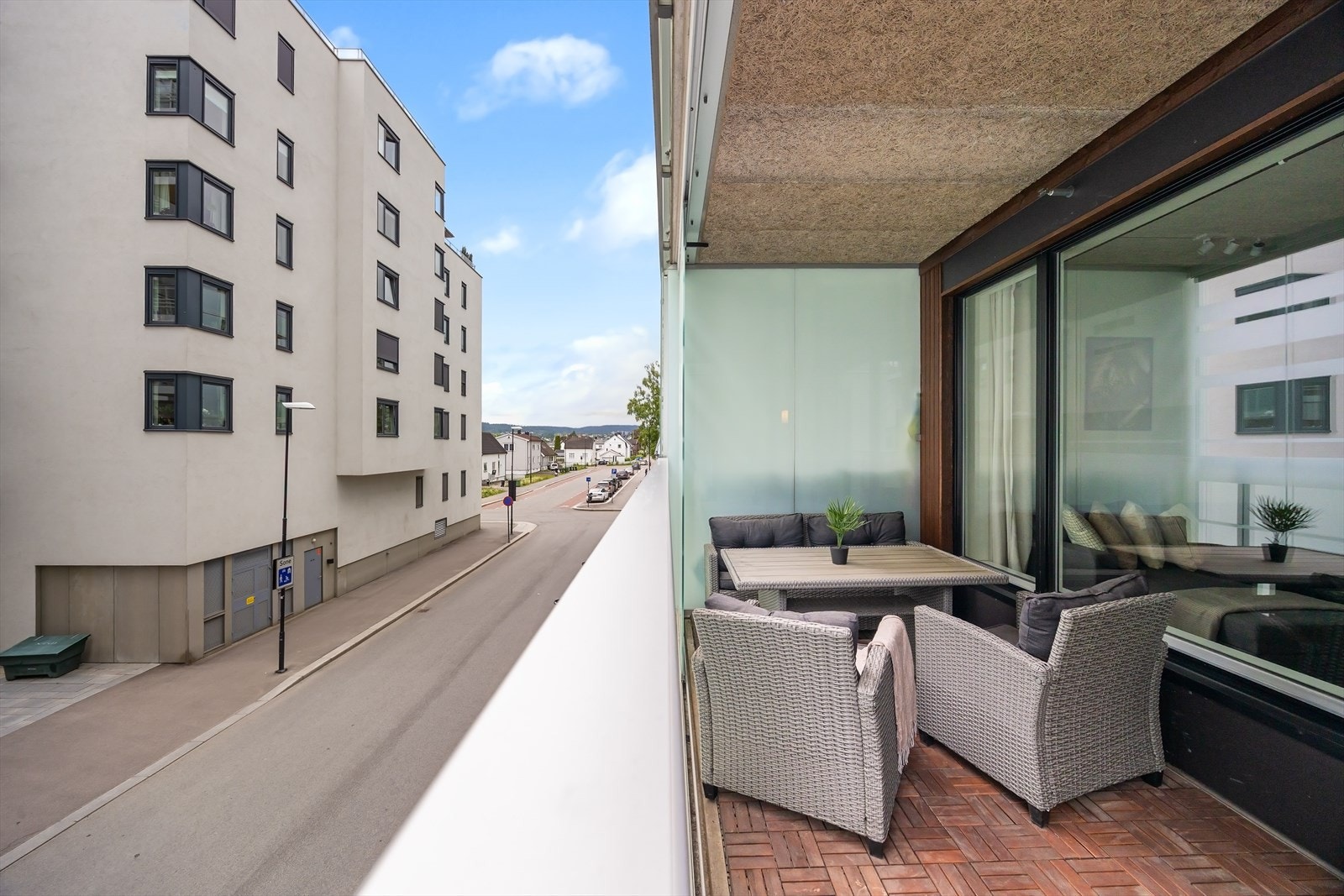 Lys og moderne 2-roms leilighet fra 2017 med gjennomgående gode kvaliteter. Stuen har direkte utgang til en romslig, overbygget balkong som fungerer som en naturlig forlengelse av stuen. Galleribilde