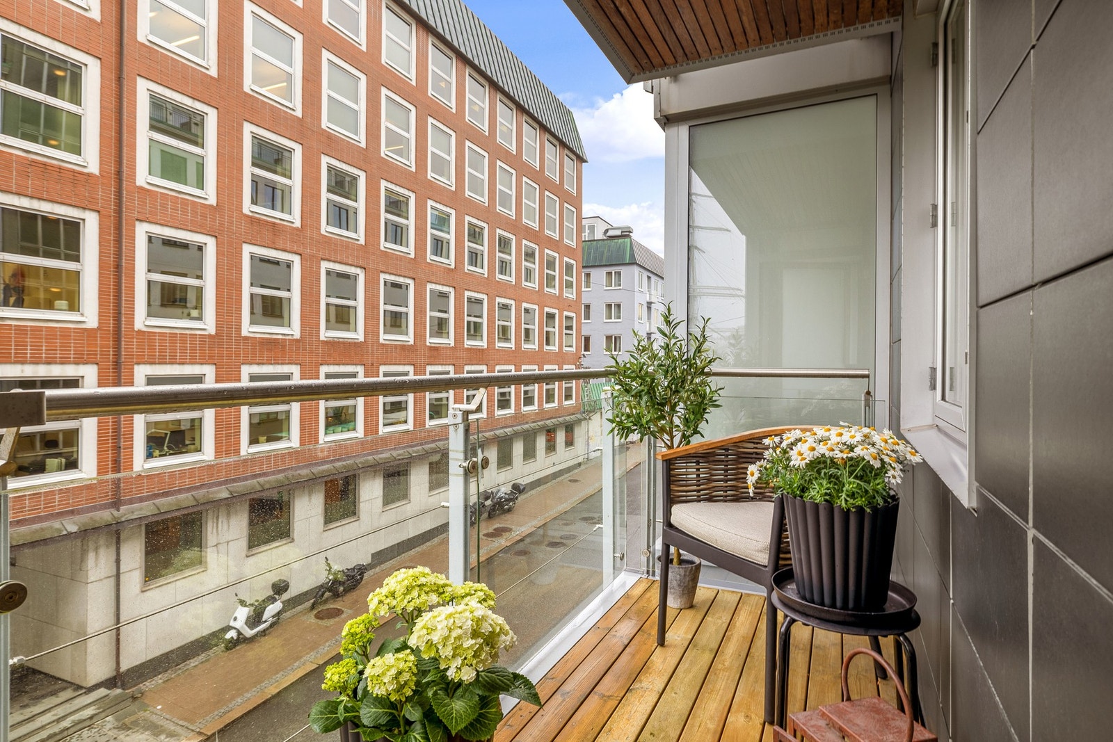 Fra stuen er det utgang til en hyggelig balkong Galleribilde