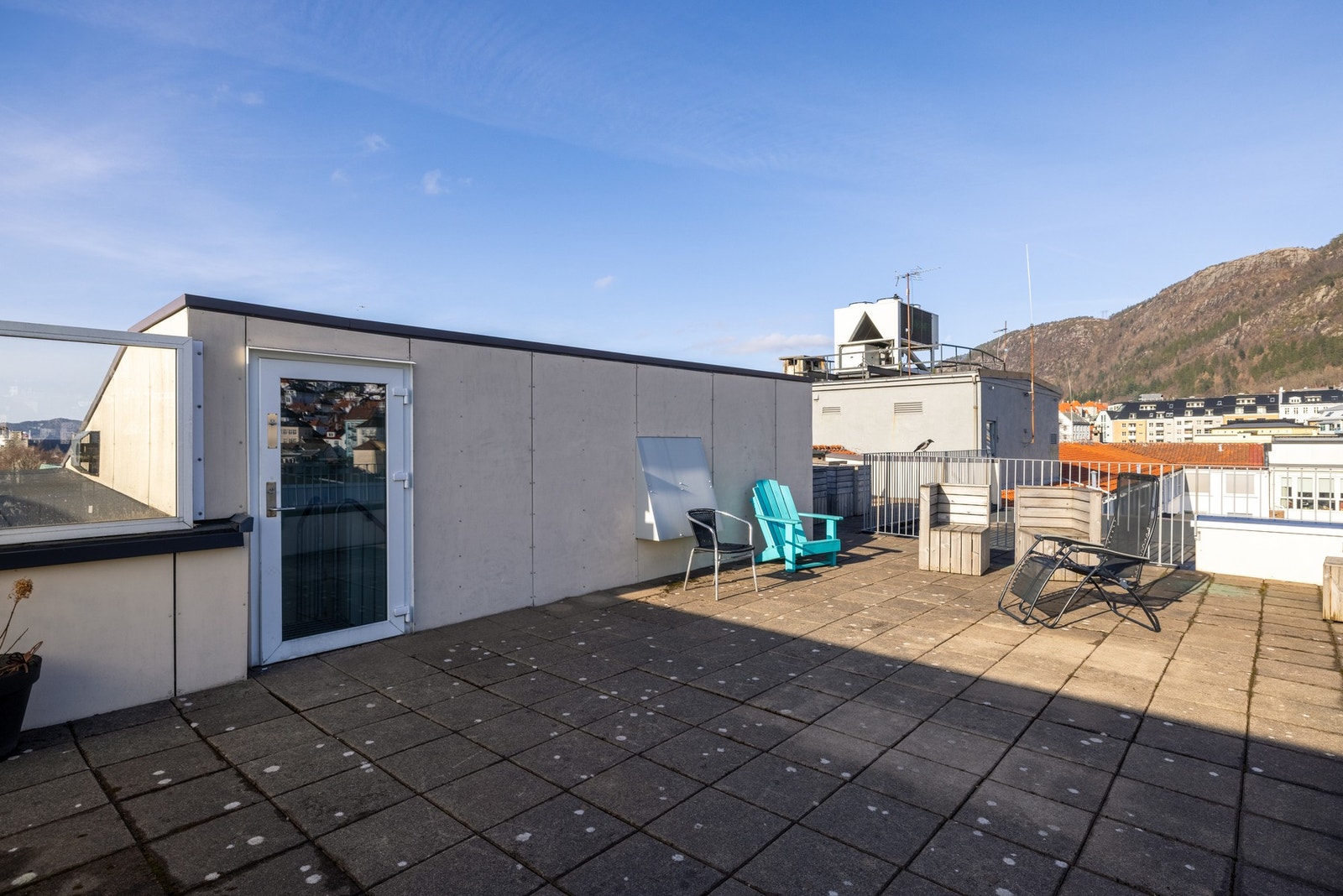 På takterrassen har borettslaget diverse møbler som kan benyttes av andelseierne. Galleribilde