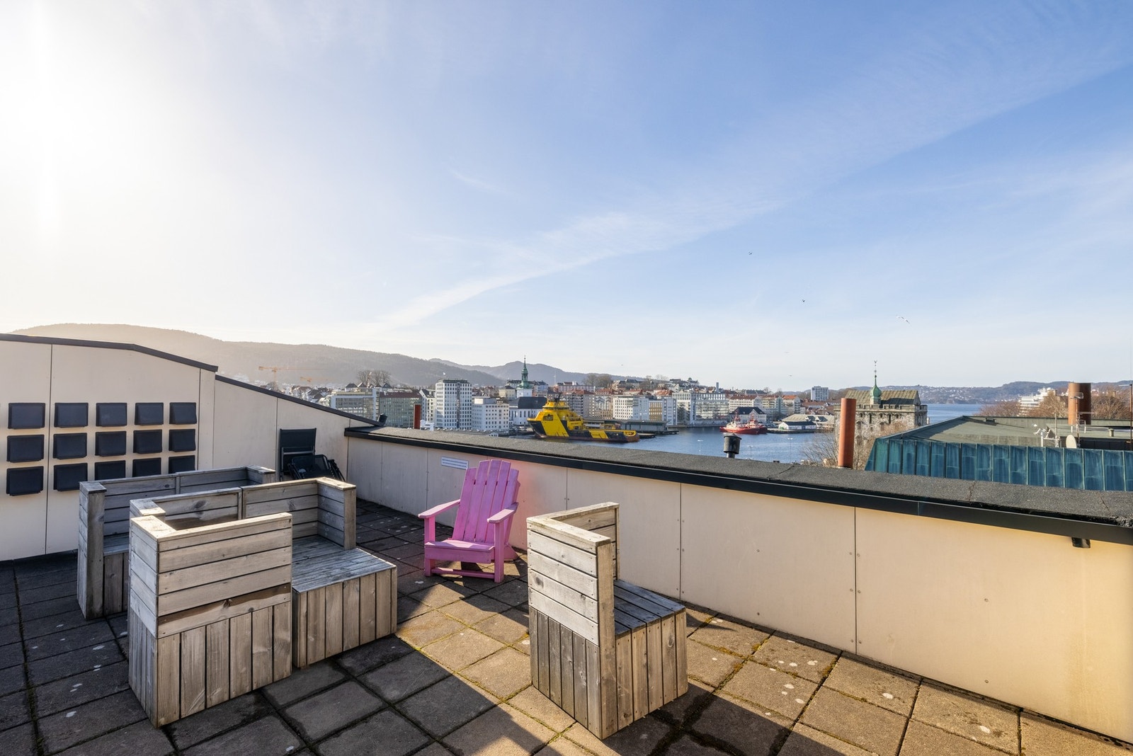 Borettslagets felles takterrasse leverer både utsikt og gode solforhold hele dagen! Galleribilde