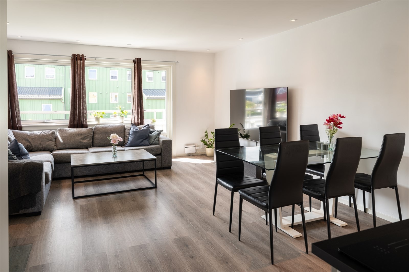 Du får direkte adgang til balkongen fra stuen, og balkongen fungerer som en forlengelse av stuen på fine sommerdager. I 2014 ble det montert downlights og det elektriske anlegget ble sjekket i 2026. Galleribilde