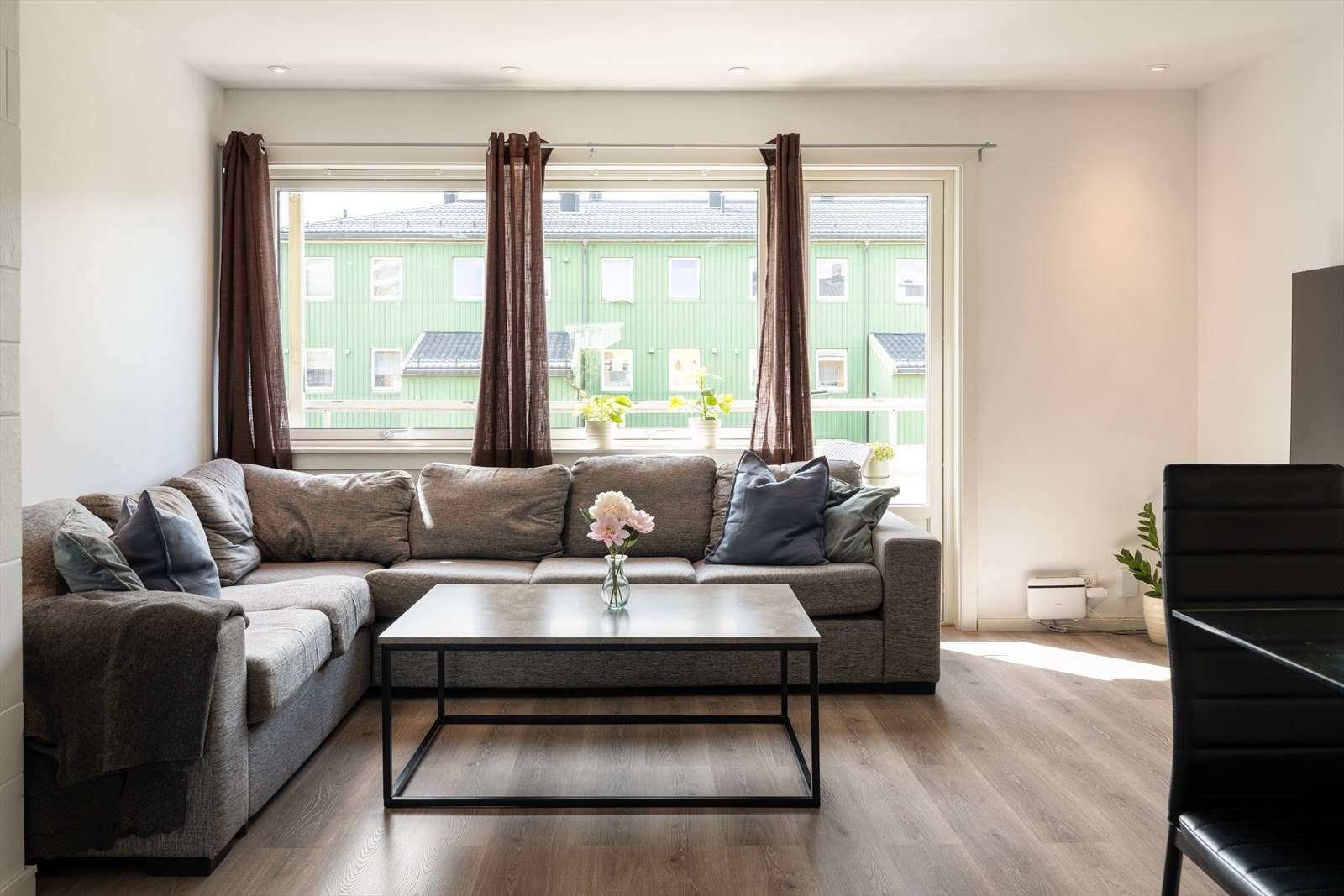 Den åpne stue- og kjøkkenløsningen strekker seg over 26m² som gir godt med plass for møblering i de ulike sonene. Galleribilde