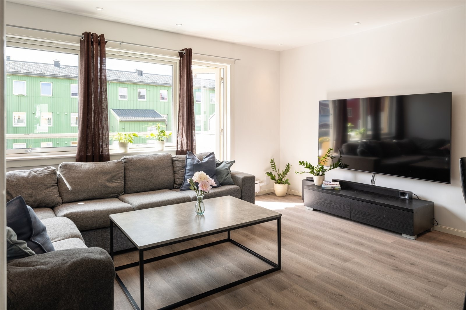 2. etasjen består av åpen stue- og kjøkkenløsning, et soverom, balkong og éntre. Galleribilde