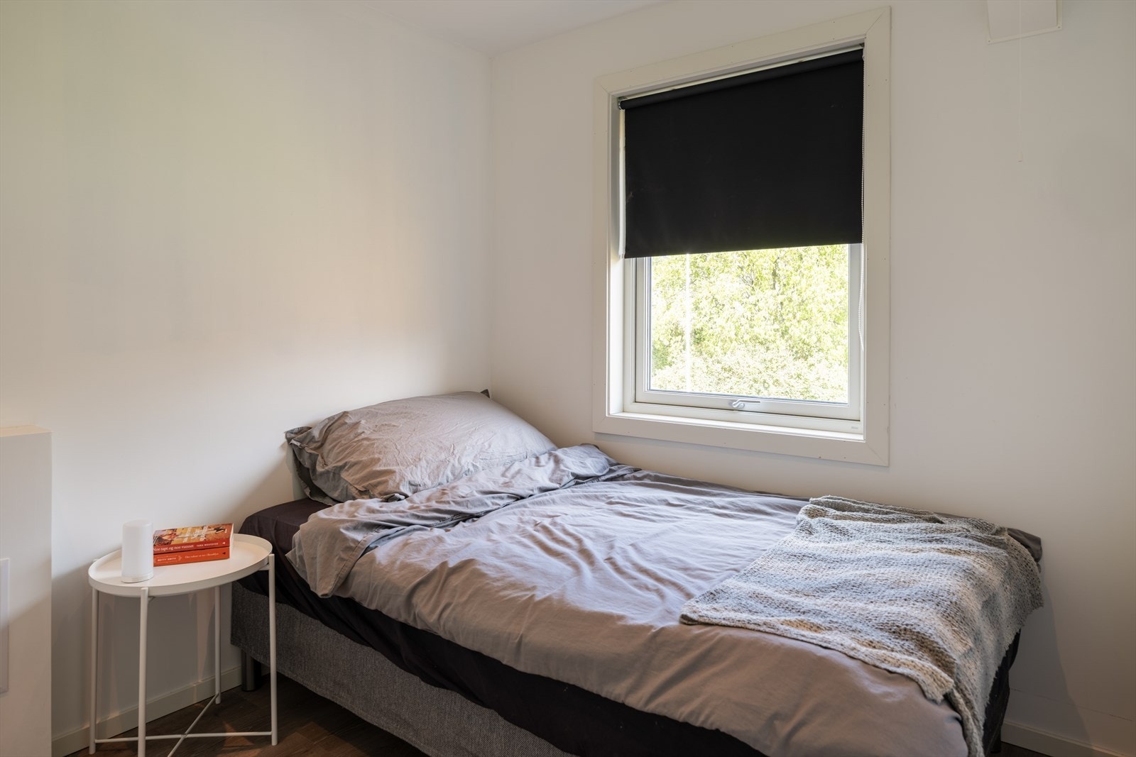 Soverommet i 2. etasjen er målt til 6,5m², her er det plass til seng, nattbord og garderobeløsning. Galleribilde