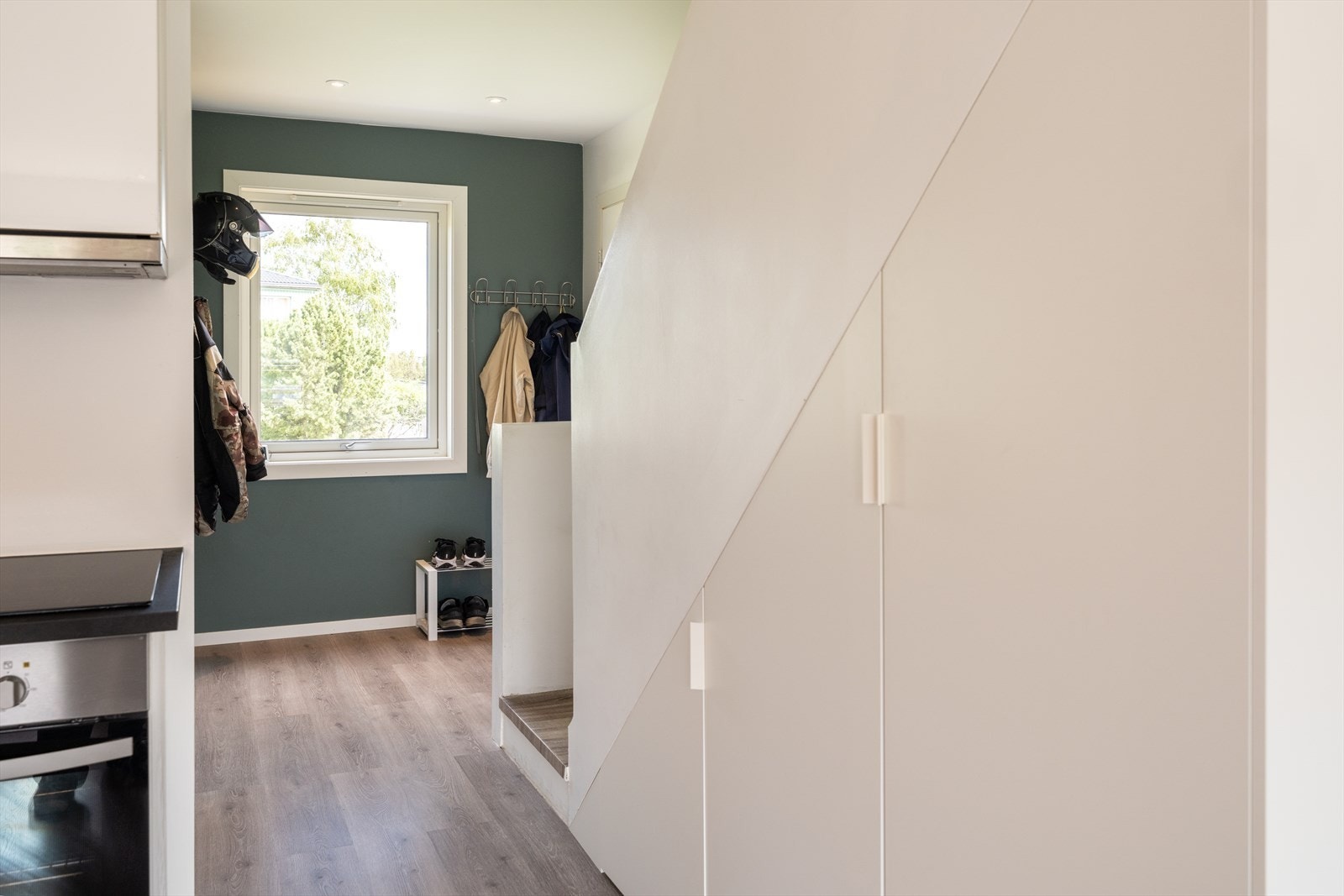 Integrert kjøleskap og fryser er montert under trappen. Galleribilde