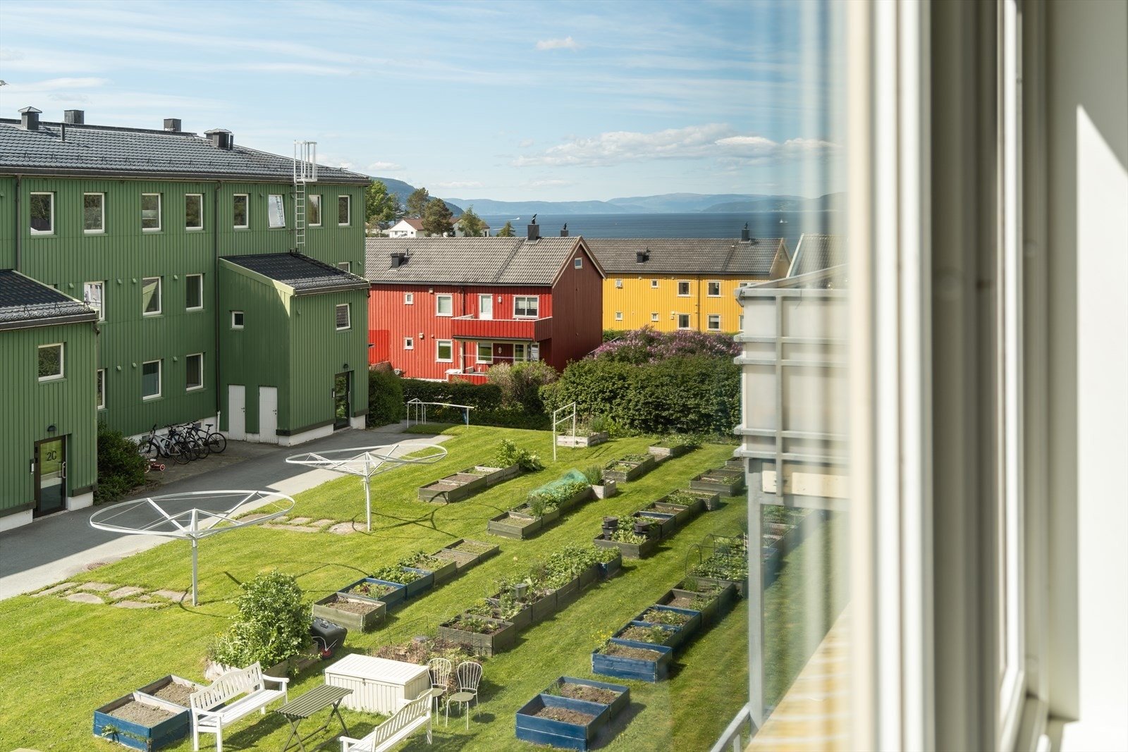 Fra vinduet er det vakker utsikt mot Trondheimsfjorden. Galleribilde