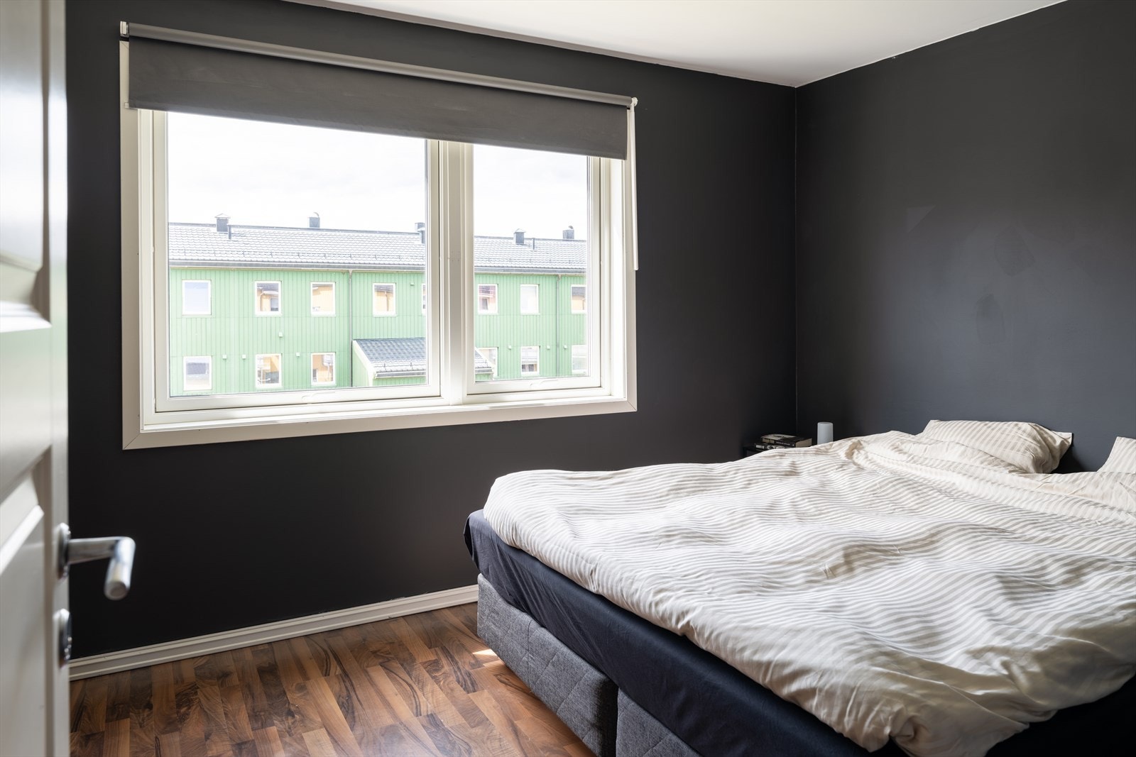 Hovedsoverommet er målt til hele 13m², her er det god plass til dobbeltseng, nattbord, garderobe og skrivebord. Galleribilde