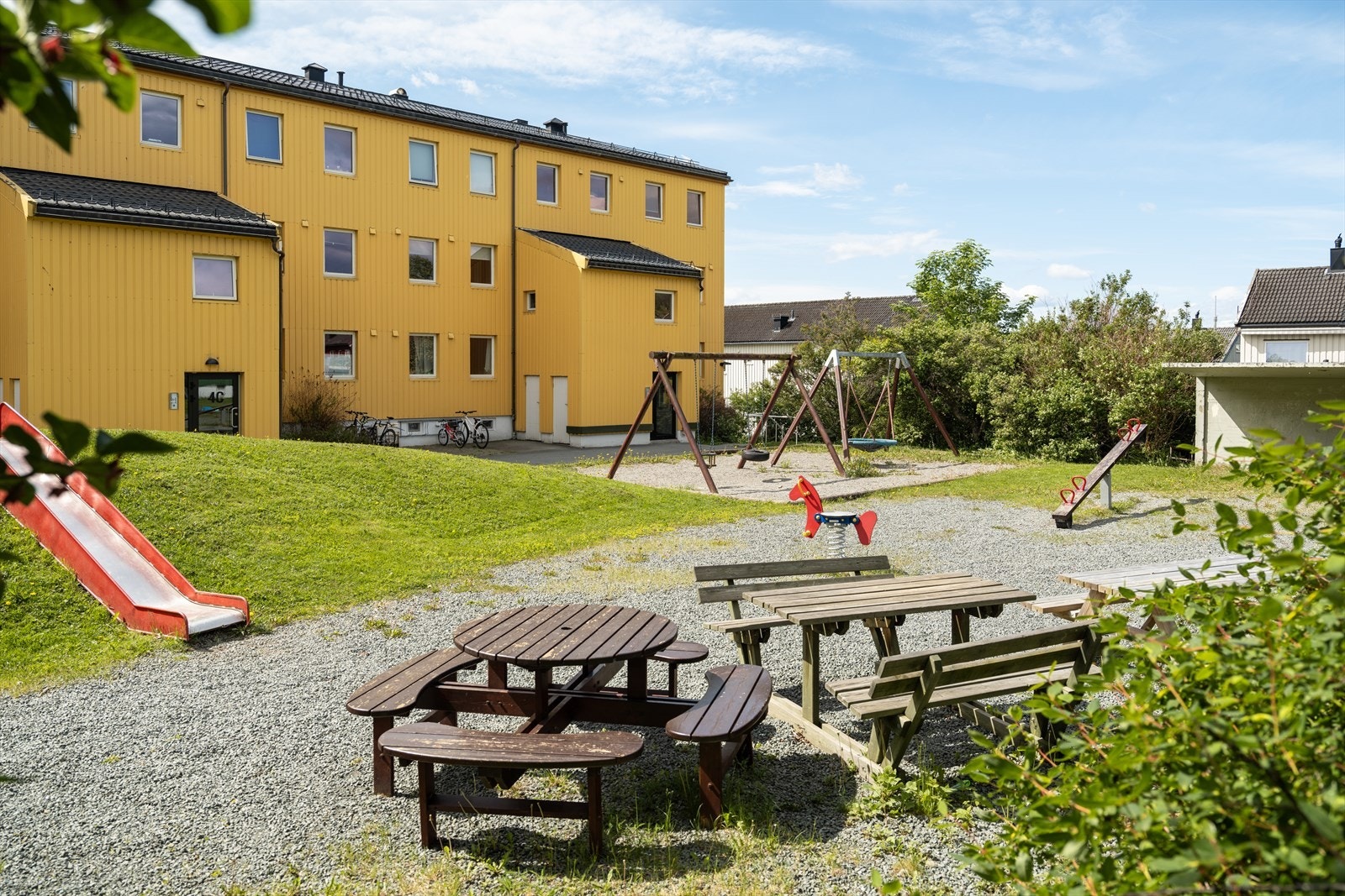 Felleskostnadene er innholdsrike og inkluderer blant annet andel fellesgjeld, TV/Internett, kommunale avgifter og diverse vedlikehold/drift iht. regnskap. Galleribilde