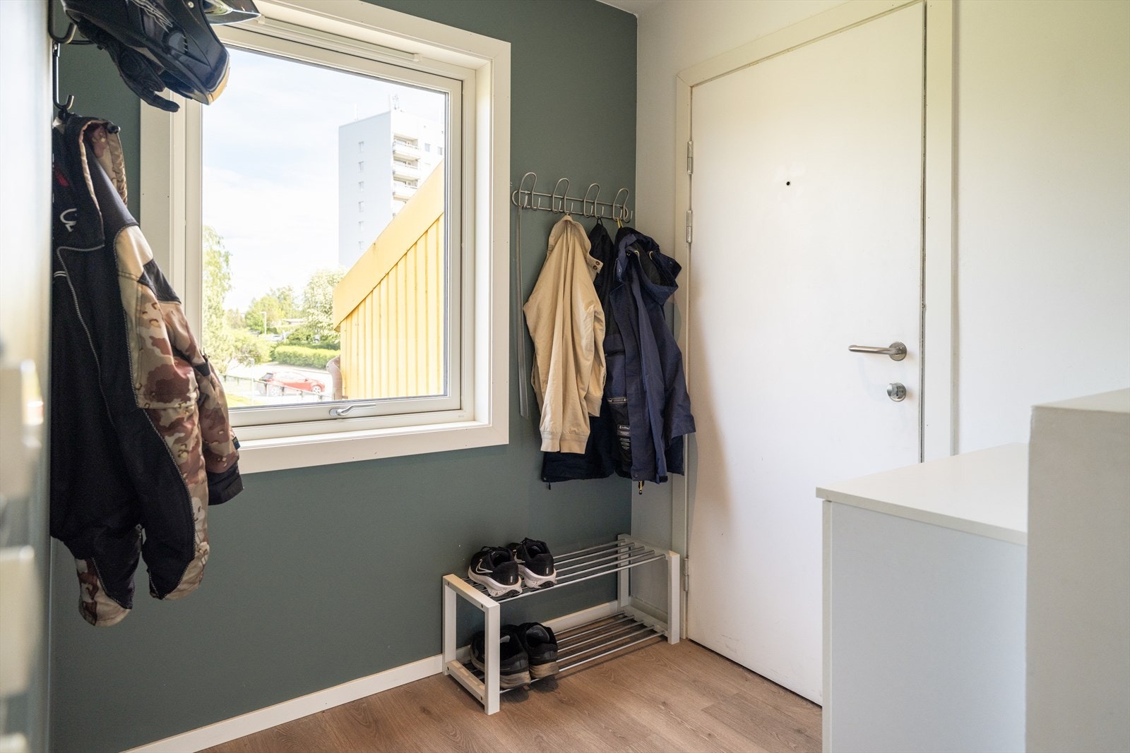 Innbydende éntre på 3m² med plass til oppbevaring av både sko og yttertøy. Galleribilde