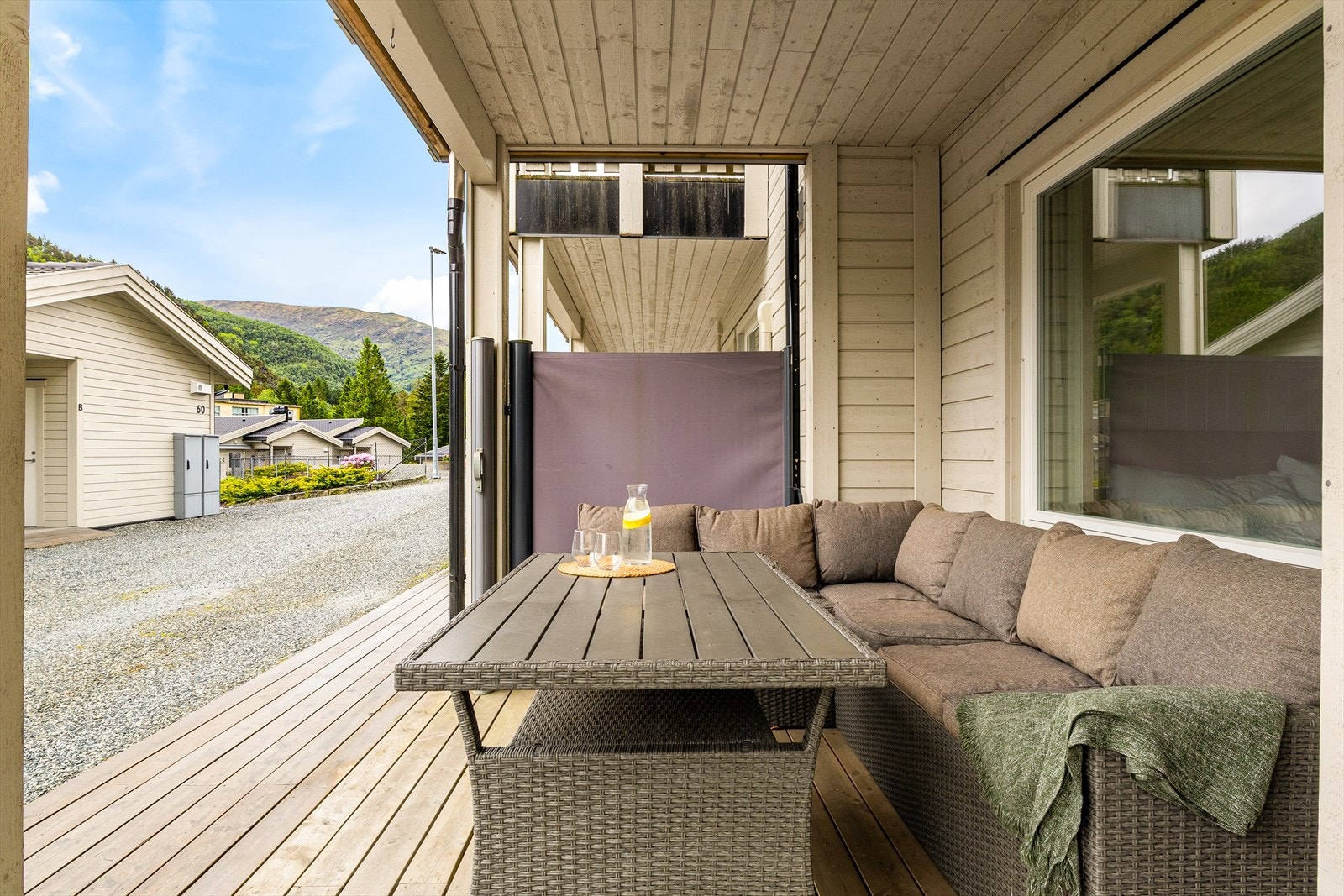 Koselig terrasse med plass til en gruppe hagemøbler. Galleribilde