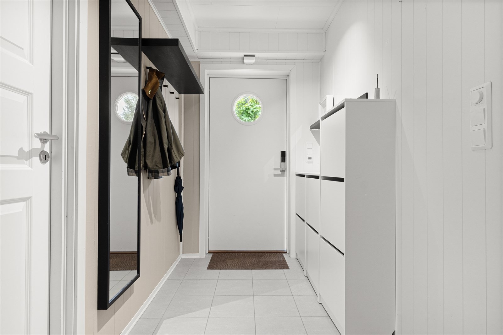 Entre har fliser på gulv og mulighet til oppheng av yttertøy. Her har man også varmekabler som kommer godt med ved våte sko og klær. Galleribilde