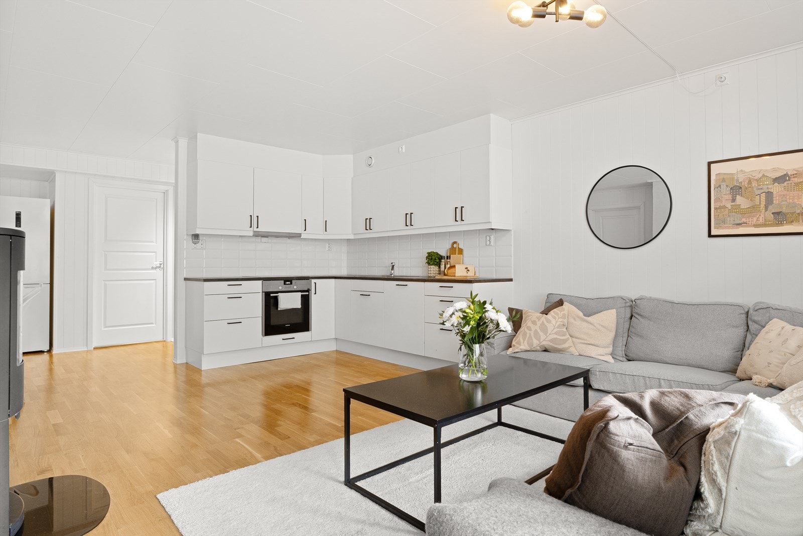Det er naturlige soner i dette rommet for både spisegruppe og sofagruppe. Galleribilde