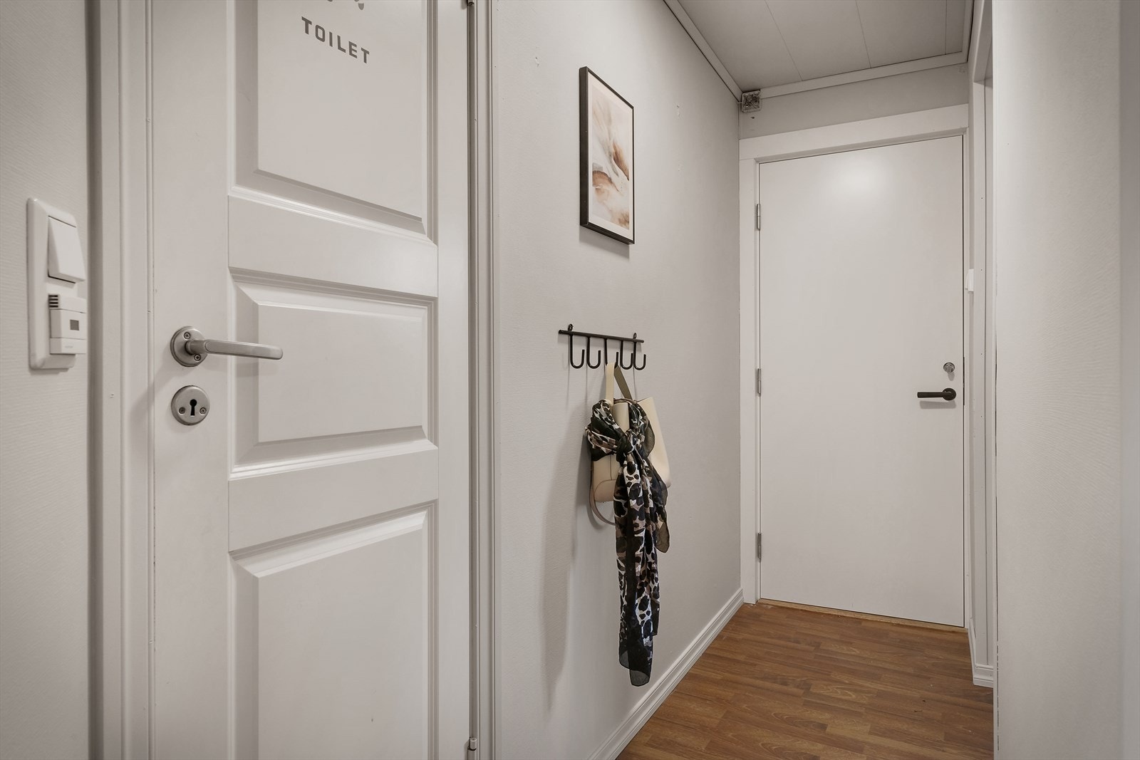 Entré med plass til oppheng og enkel oppbevaring. Galleribilde
