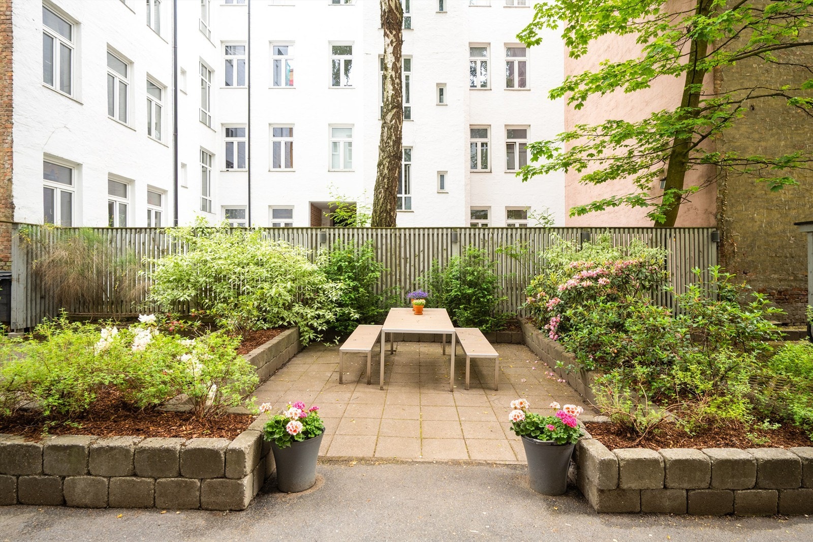 Borettslaget har en flott og rolig bakgård, med hyggelig sittegruppe. Galleribilde