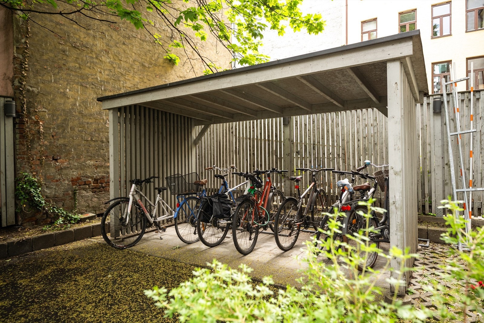 I bakgården er det også felles sykkelparkering. Galleribilde