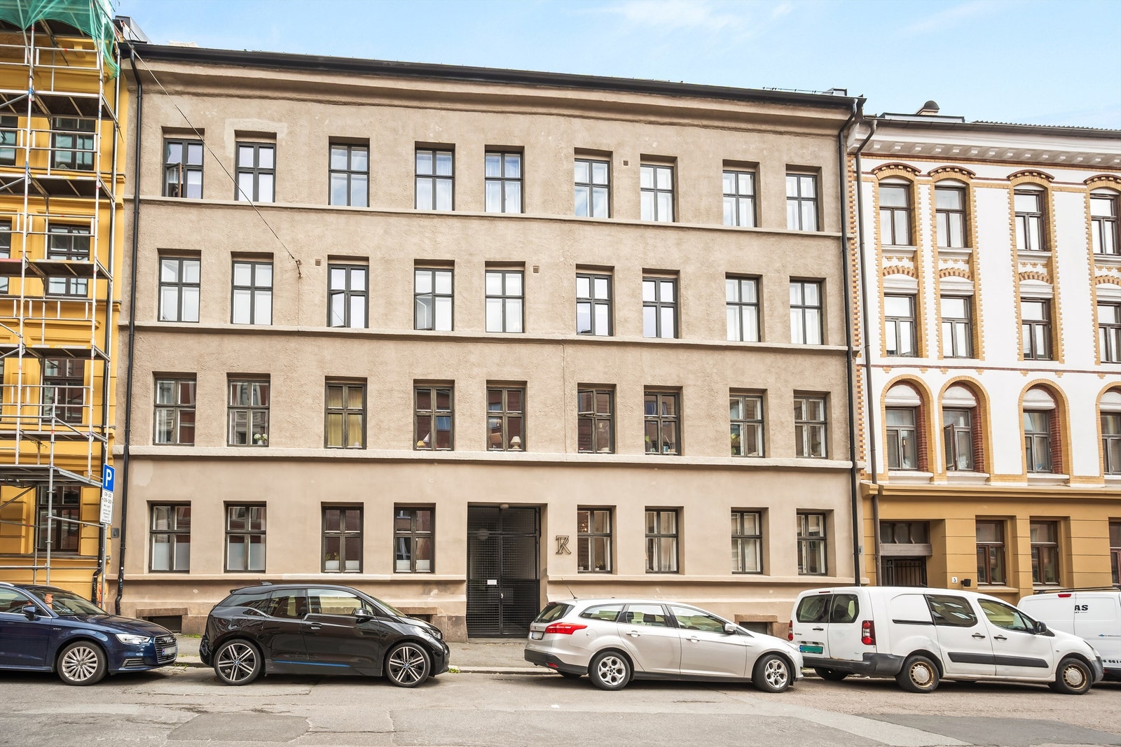 Dette er leiligheten for deg som ønsker å bo "midt i smørøyet", men samtidig tilbaketrukket i stille og rolig gate. Galleribilde
